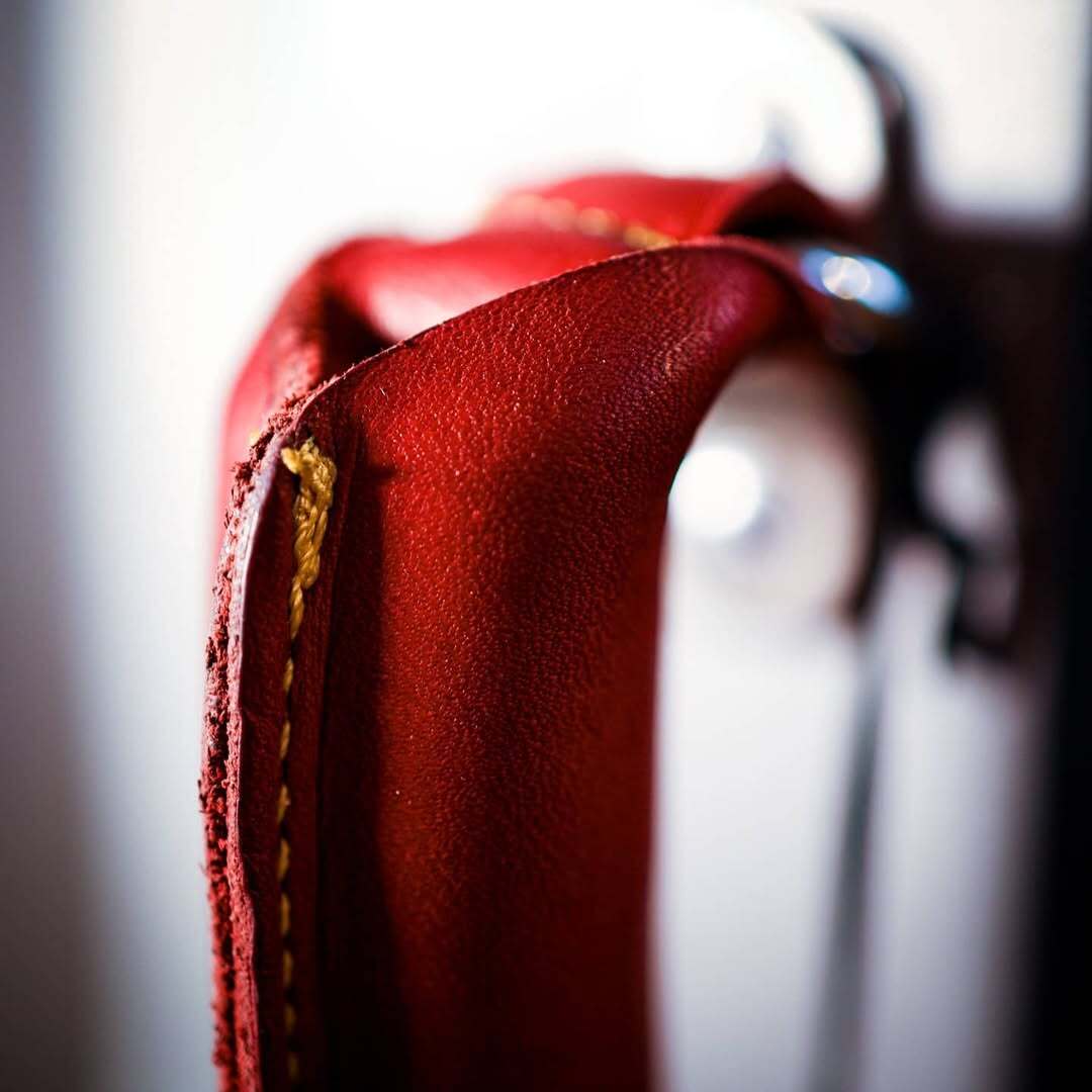 Alpha Case 紅色把手細節